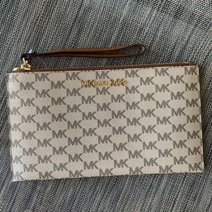 🌻 Michael Kors Jet Set Large Zip Clutch Wristlet